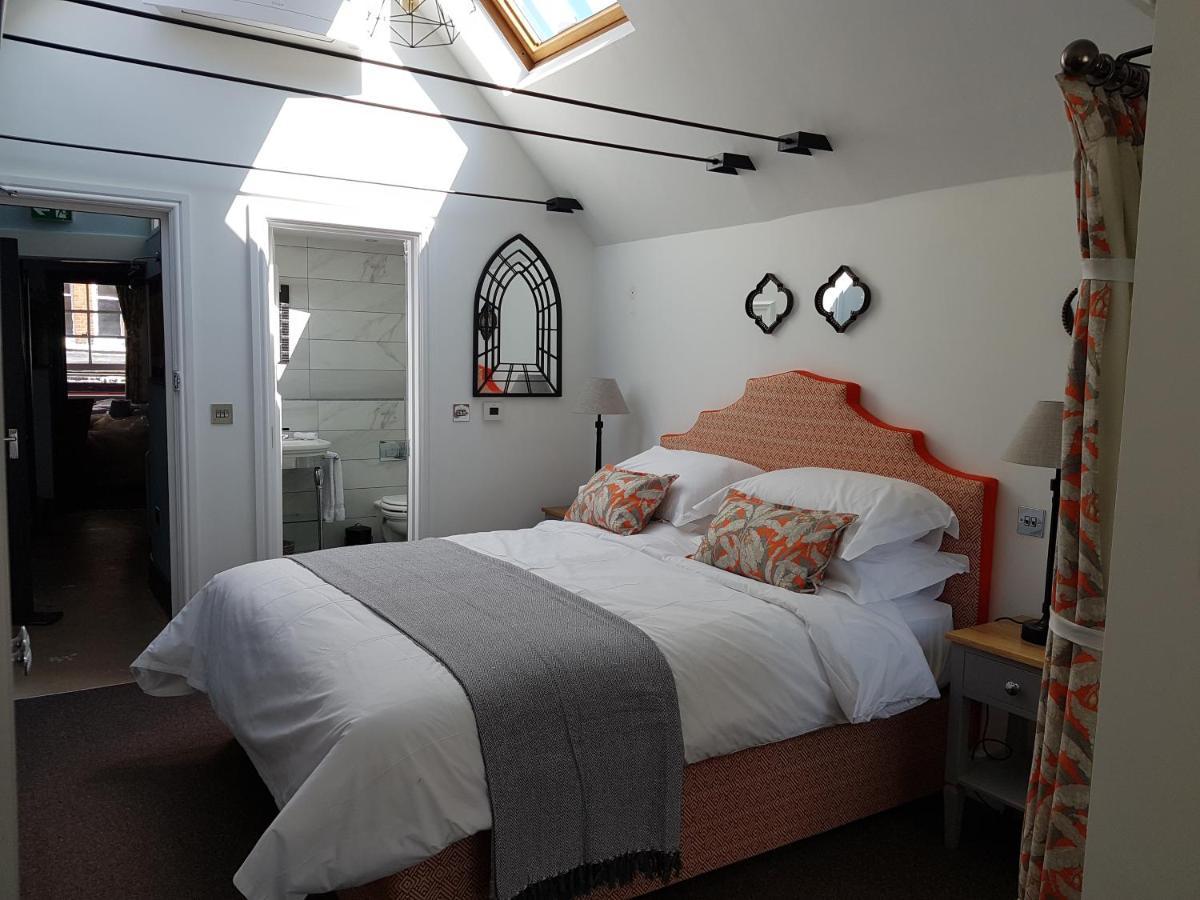 Gilbey'S Bar, Restaurant & Townhouse Bed & Breakfast Windsor Bagian luar foto