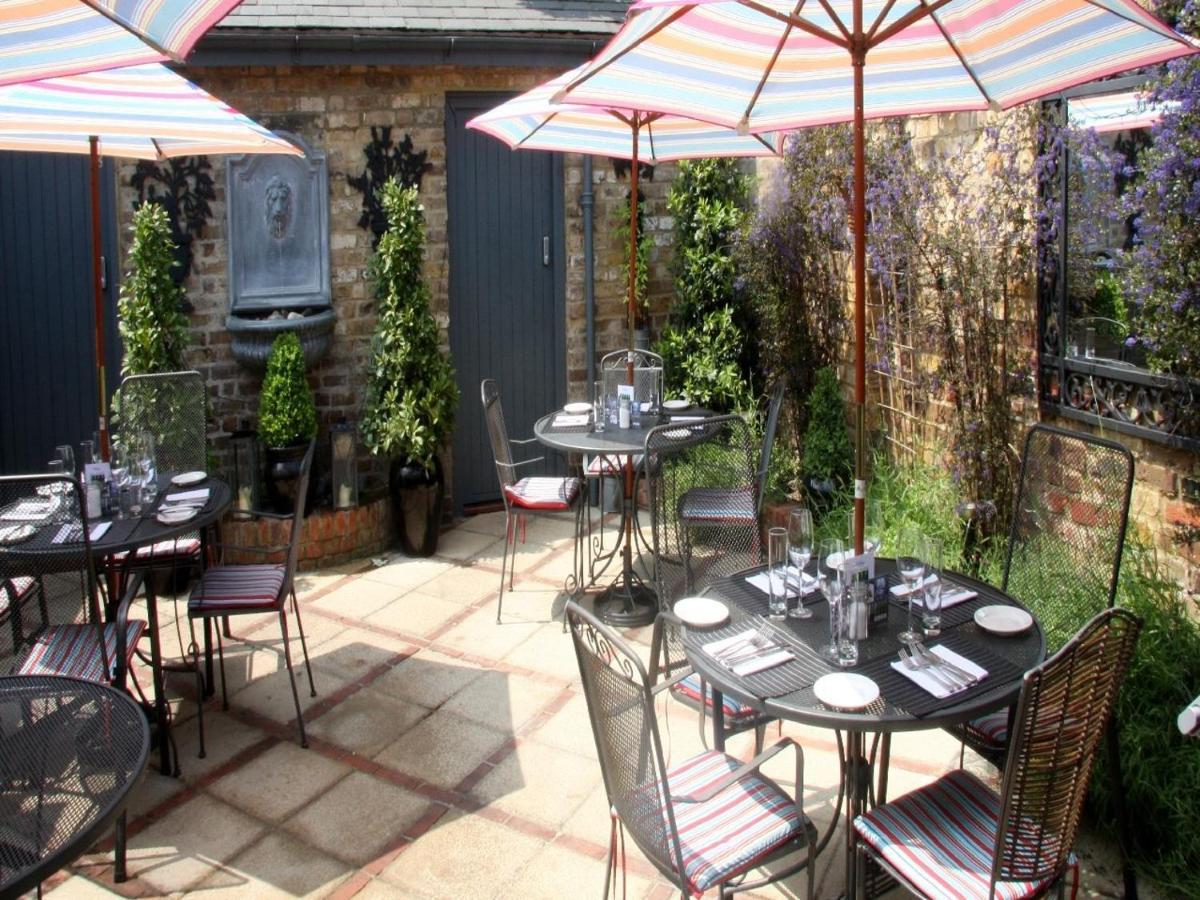 Gilbey'S Bar, Restaurant & Townhouse Bed & Breakfast Windsor Bagian luar foto