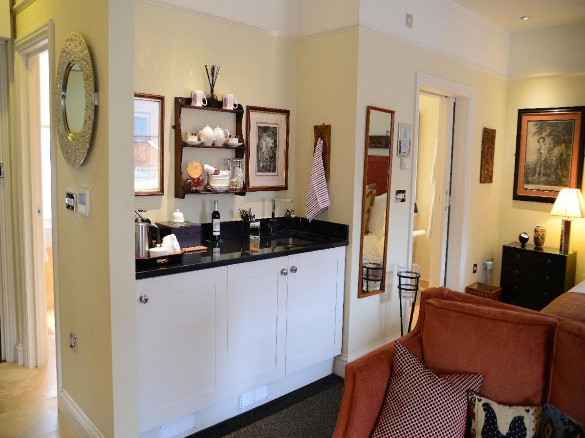 Gilbey'S Bar, Restaurant & Townhouse Bed & Breakfast Windsor Bagian luar foto