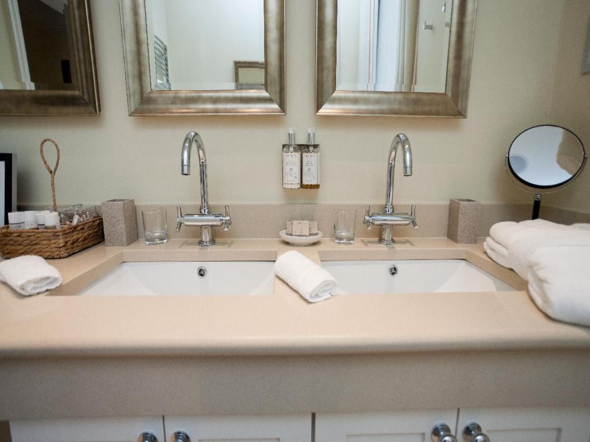 Gilbey'S Bar, Restaurant & Townhouse Bed & Breakfast Windsor Bagian luar foto