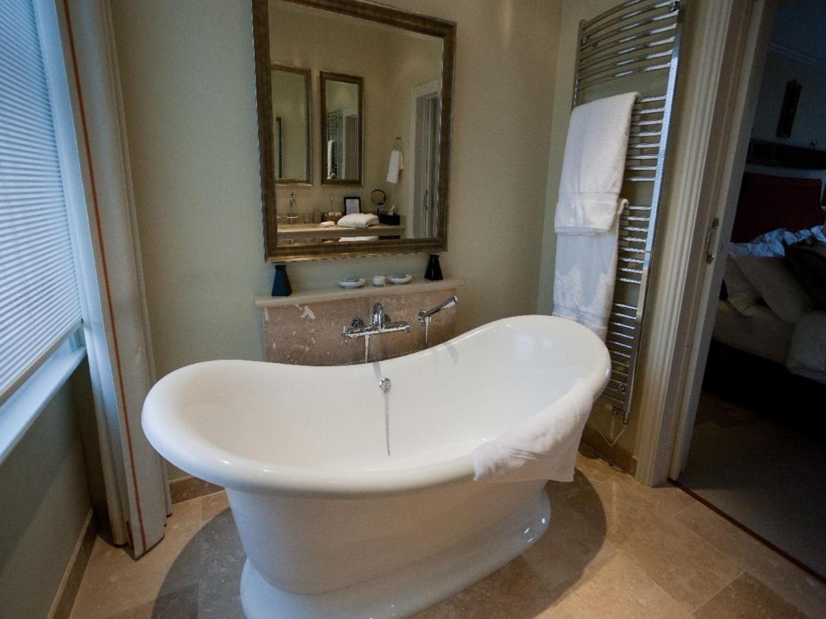 Gilbey'S Bar, Restaurant & Townhouse Bed & Breakfast Windsor Bagian luar foto