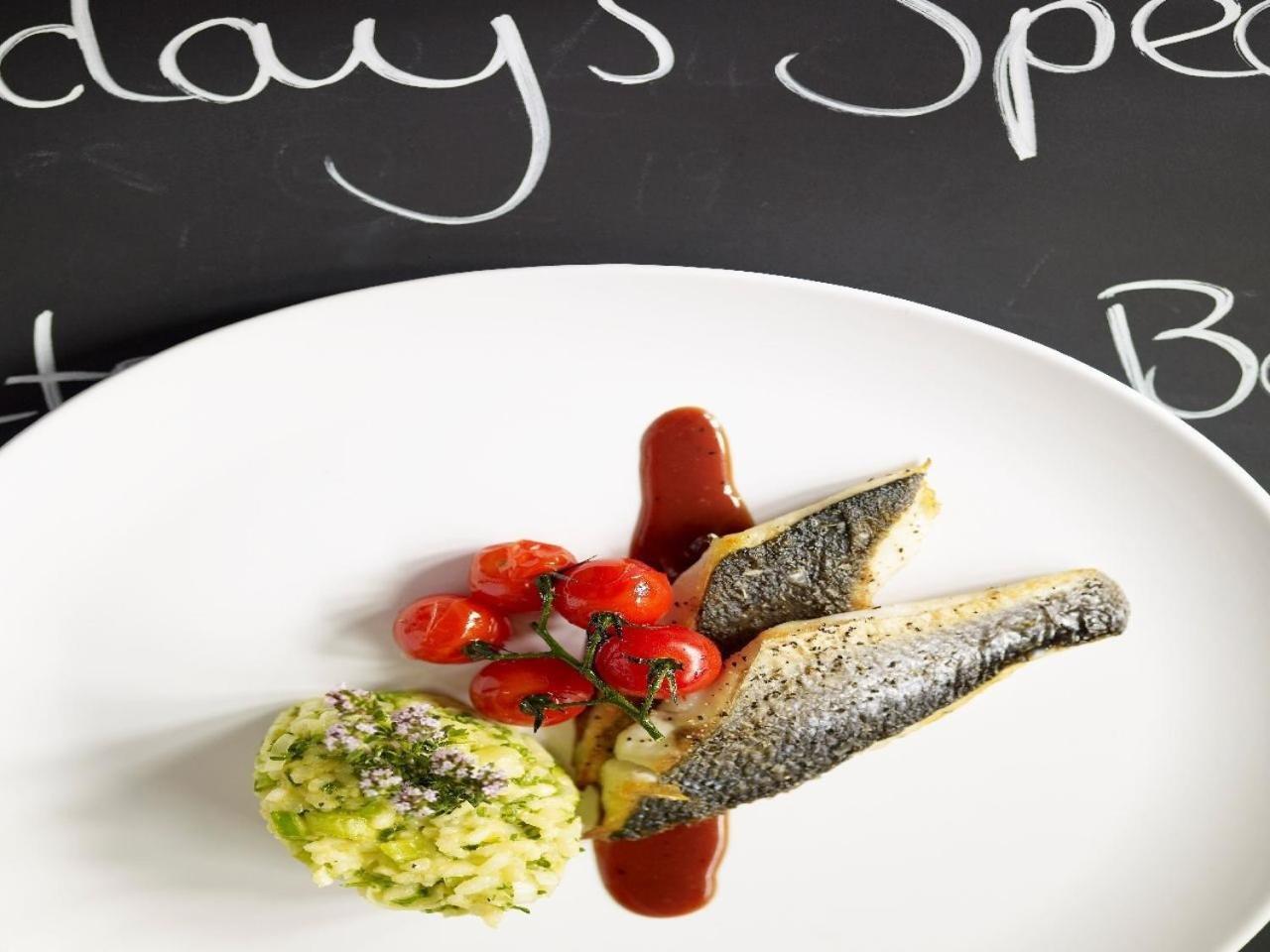 Gilbey'S Bar, Restaurant & Townhouse Bed & Breakfast Windsor Bagian luar foto